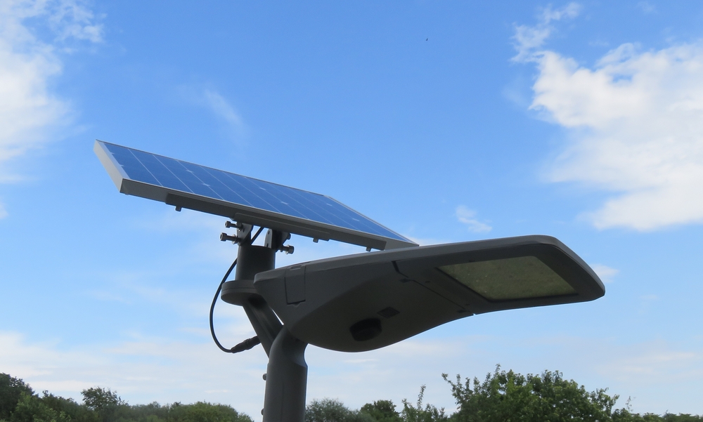 eclairage-LED-solaire-intelligent-lumiere-publique-lumiere-sans-connection-au-reseau-lampe-wifi-lumiere-controllable-programmation-des-lampes
