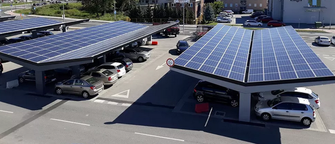 pose de panneaux photovoltaïques sur les grands parkings extérieurs