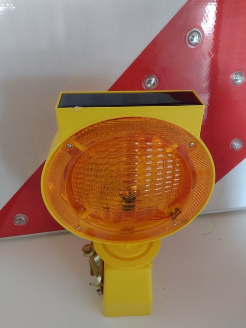 LED Warnleuchte mit Metallbügel zum Befestigen der Leuchte an Rohrpfosten Baken mit Dämmerungsschalter