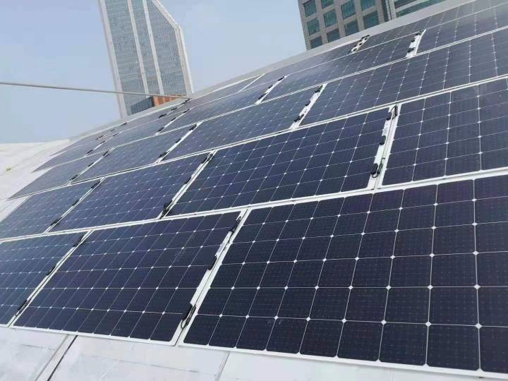 panneaux solaires légers souples, collés sur le toit panneaux solaires pour toit à faible ballast une charge de toit tres faible installations photovoltaïques