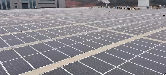 membranes photovoltaïque coller des panneaux solaires sur un toit