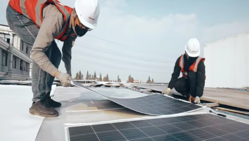 installation facile de panneaux solaires avec de la colle, collage de panneaux solaires sur des toits en plastique