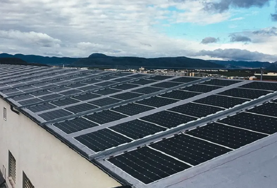 panneaux photovoltaïques très légers sur les toits intégration de panneaux solaires