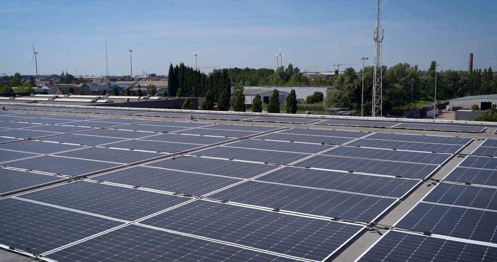 panneaux solaires légers, souples et flexibles collés sur le toit