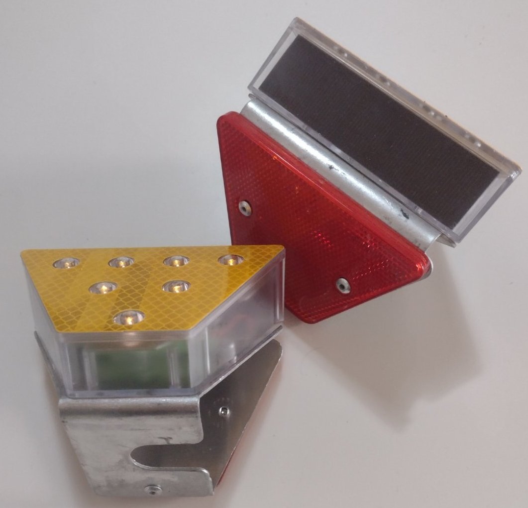 vangrail reflector met LEDS en zonnepaneel
