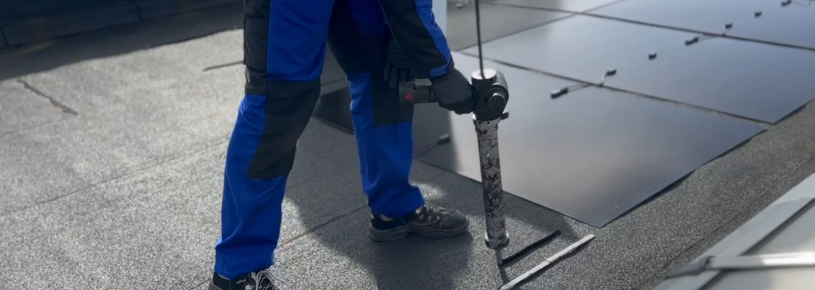 coller des panneaux solaires ultra-légers sur les toits