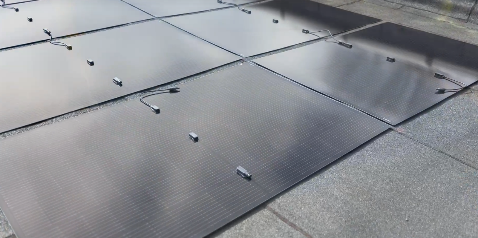 flexibele zonnepanelen op bitumen bekleding plakken