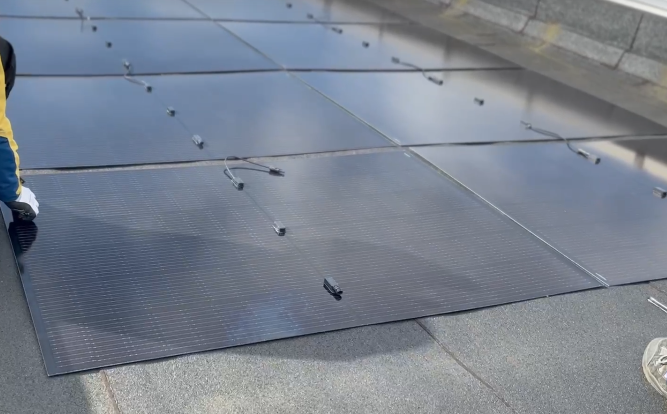 panneaux solaires sur toiture en bitume