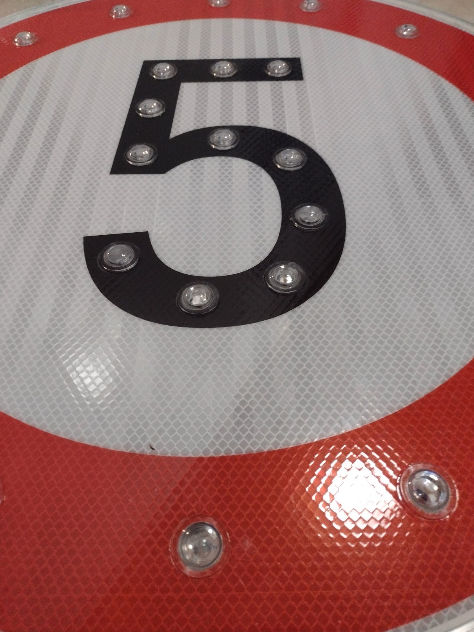 max 5 kmh verkeersbord verlicht met LED volledig automatisch gaat het bord knipperen wanneer het donker is