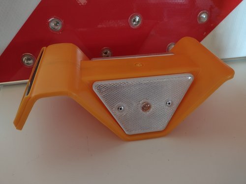 Führungsschienenreflektoren für Leitplanken