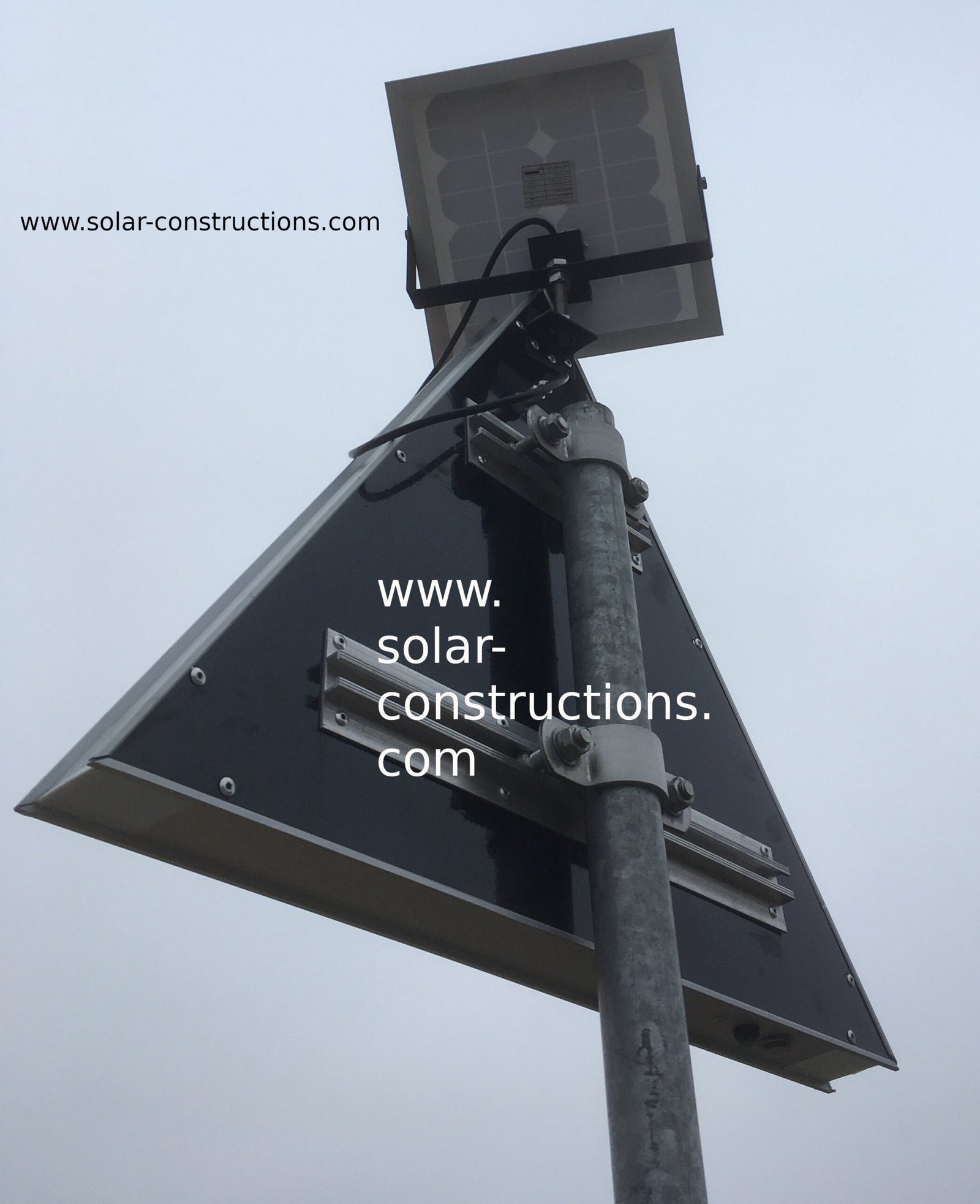 verlicht verkeersbord met LED en zonne energie als voeding