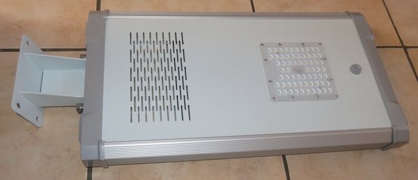 Éclairage-solaire-LED-avec-le-panneau-solaire-lampe-détecteur-de-mouvement-et-la-batterie-dans-un-paquet-Autonome-et-sans-entretien