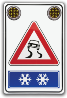 Verkehsschild Verkehrswarnung für rutschige Straßen und Schleudergefahr mit LED und Solar