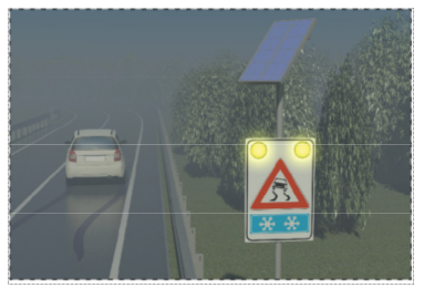 Verkehsschild mit Warnung für rutschige Straßen und Schleudergefahr mit LED und Solar